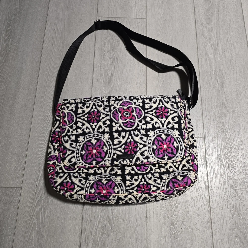 Vera Bradley Stylish Black and Purple Patterned Women's Messanger/Comput…